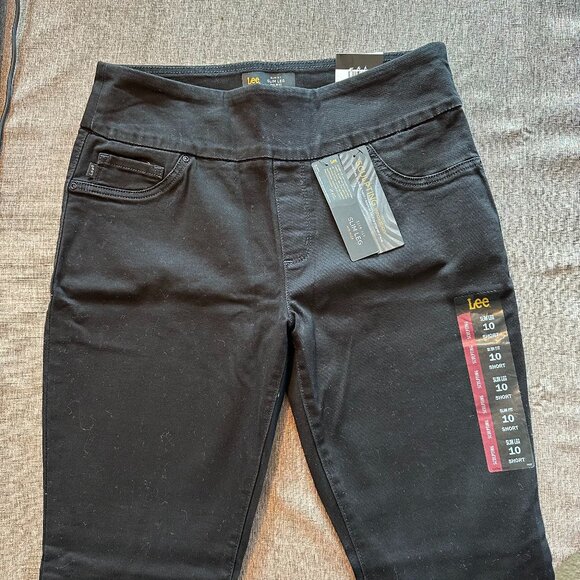 NWT Women's Sculpting Slim Fit Leg Midrise Pull On Jean Black Size 10 Short - Picture 1 of 8